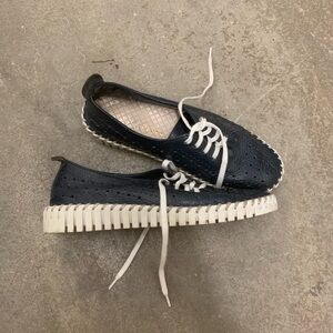 La pinta navy blue leather shoes